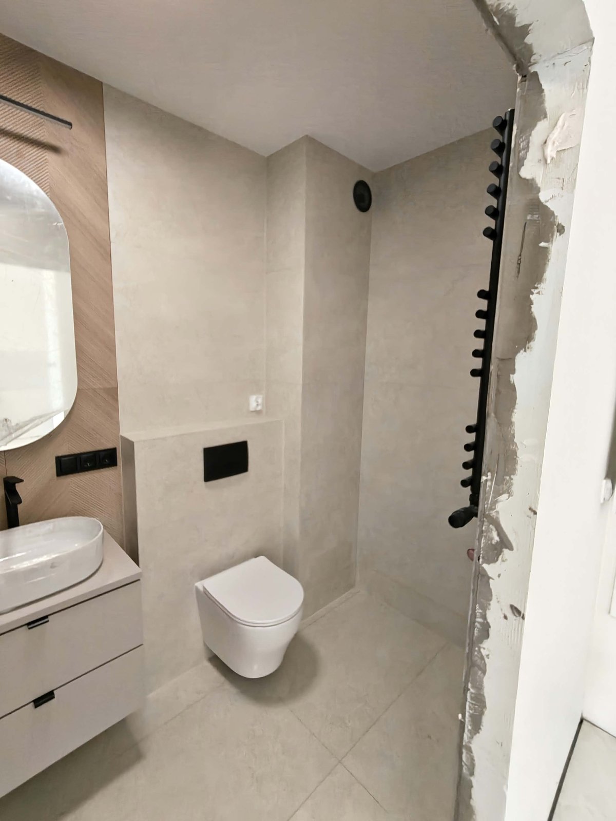 Remont łazienki, realizacja AquaMaster — umywalka z lustrem i wiszące WC