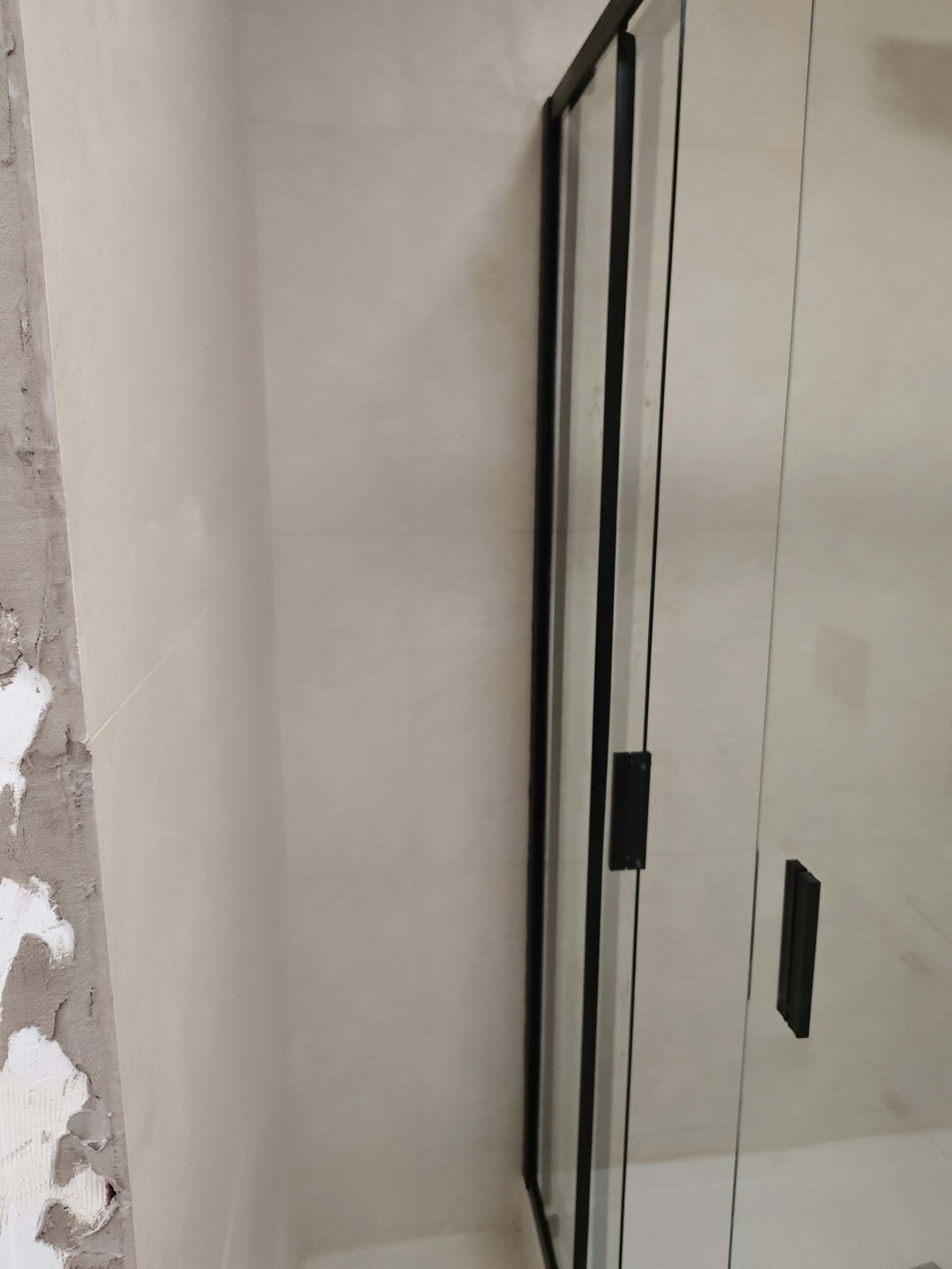Remont łazienki, realizacja AquaMaster — kabina prysznicowa i wiszące WC