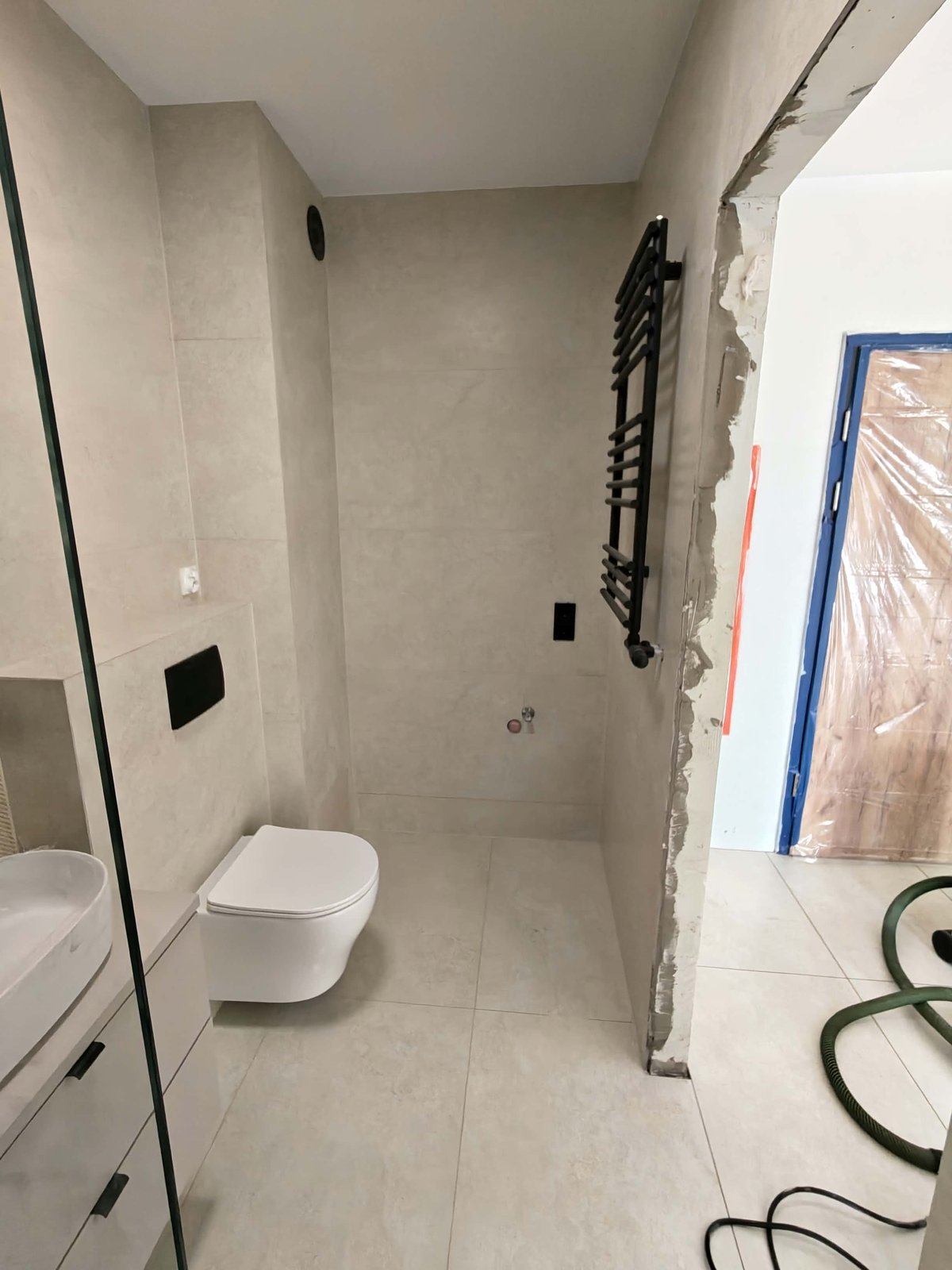Remont łazienki, realizacja AquaMaster — umywalka, lustro i wiszące WC
