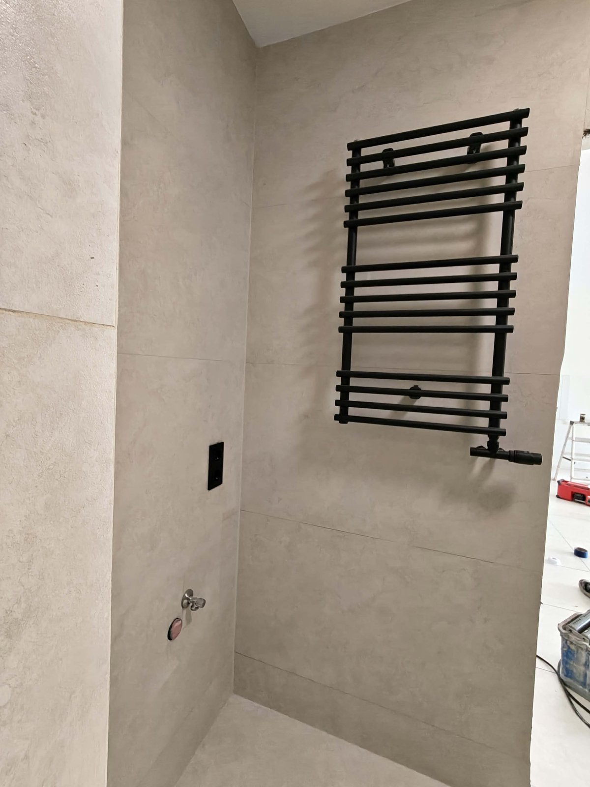 Remont łazienki, realizacja AquaMaster — kabina prysznicowa — widok z boku