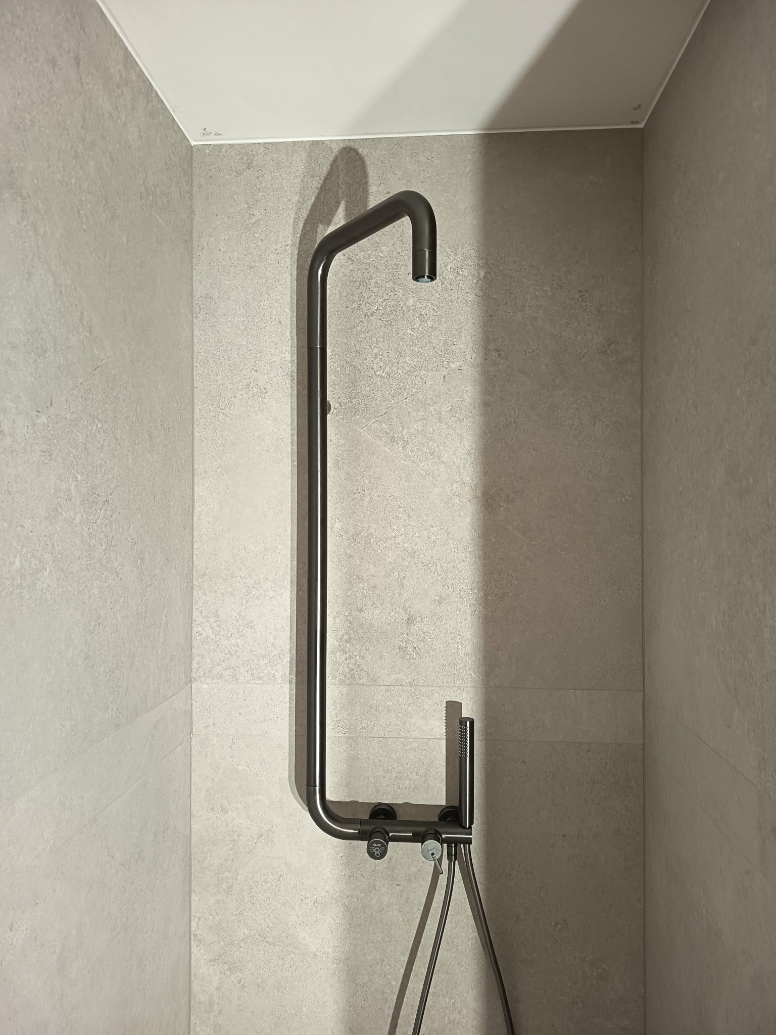 Remont łazienki, realizacja AquaMaster — prysznic z czarną armaturą podtynkową