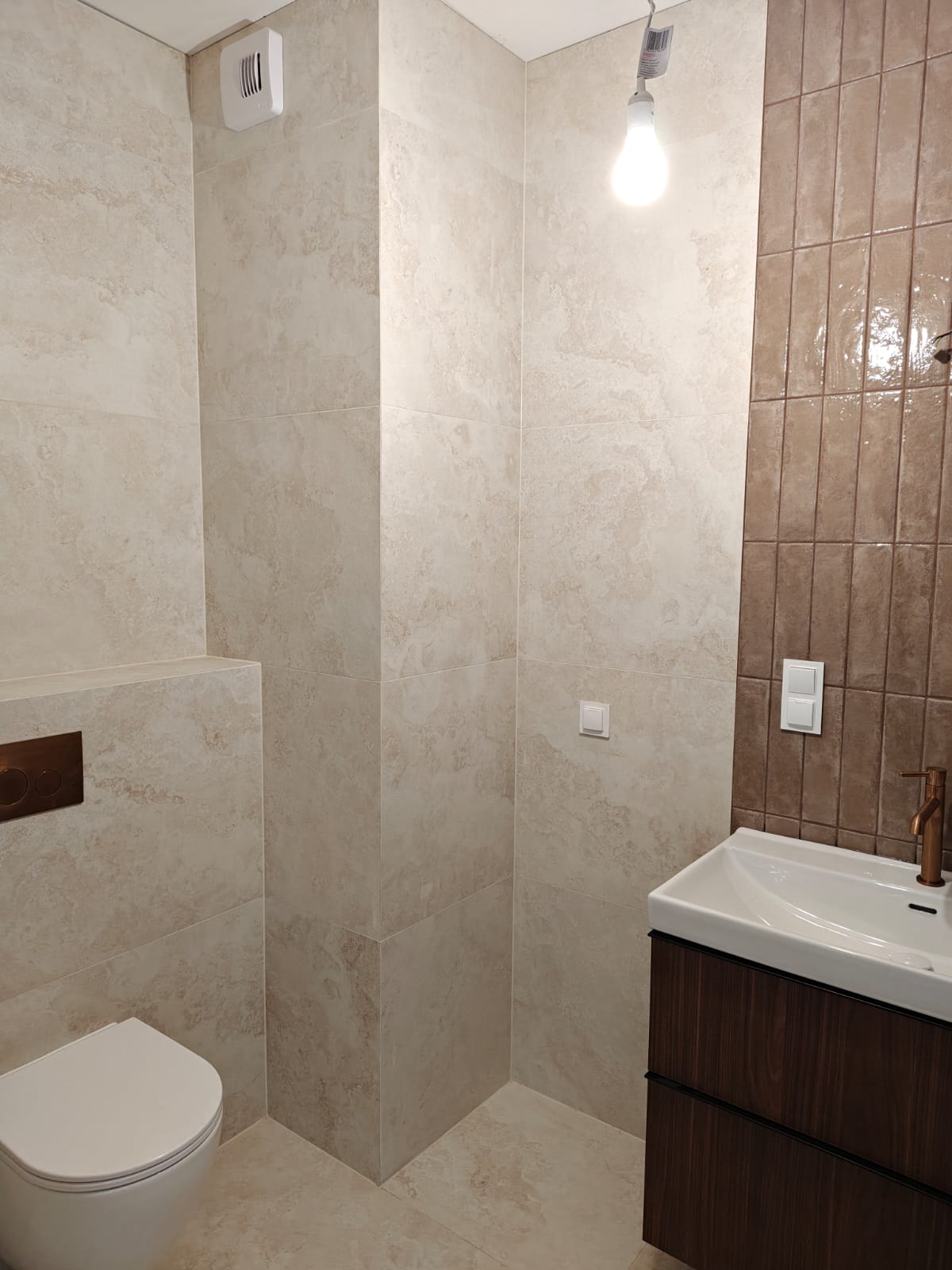 Remont łazienki, realizacja AquaMaster — wiszące WC, umywalka i drewniana szafka