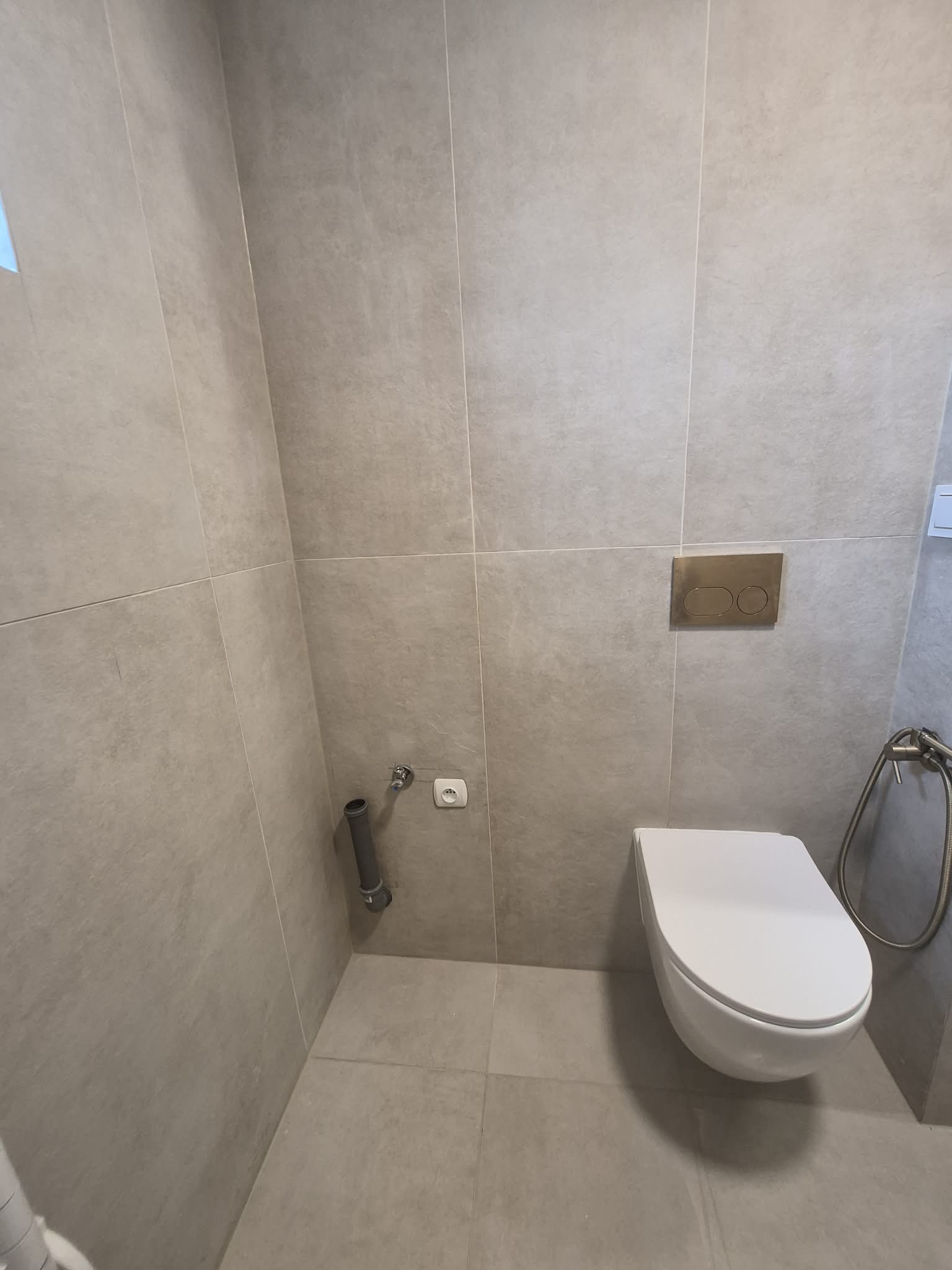 Remont łazienki, realizacja AquaMaster — wiszące WC i wielkoformatowe płytki