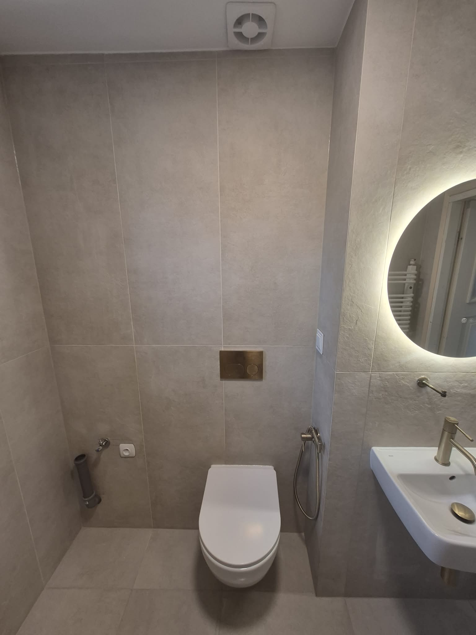 Remont łazienki, realizacja AquaMaster — wiszące WC, umywalka i podświetlane lustro